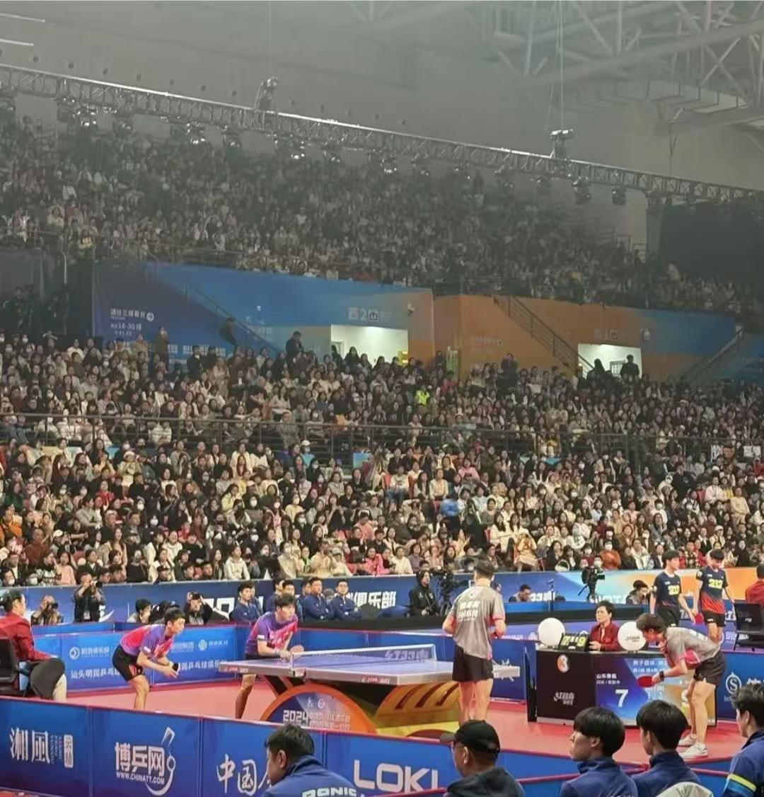 开云体育网址-&quot;现场观众热情高涨：气氛点燃比赛热度&quot;的简单介绍