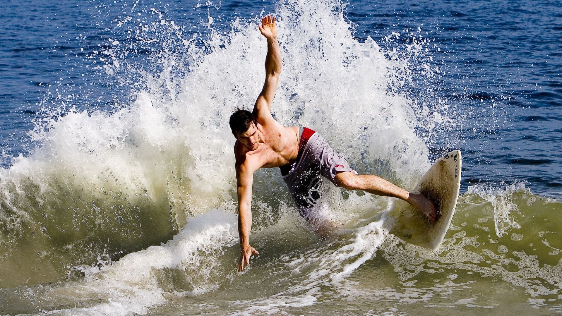 “沿海飙风:海岸线上的极速狂飙”,沿海岸线奔跑